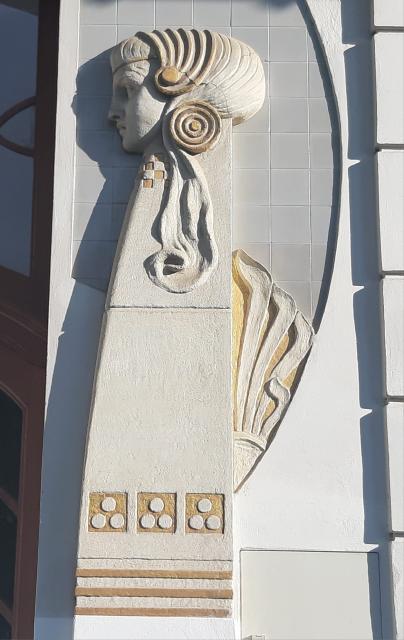 Mädchenfiguren (Fries) an einem Hauseingang
