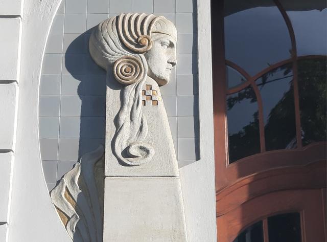 Mädchenfiguren (Fries) an einem Hauseingang