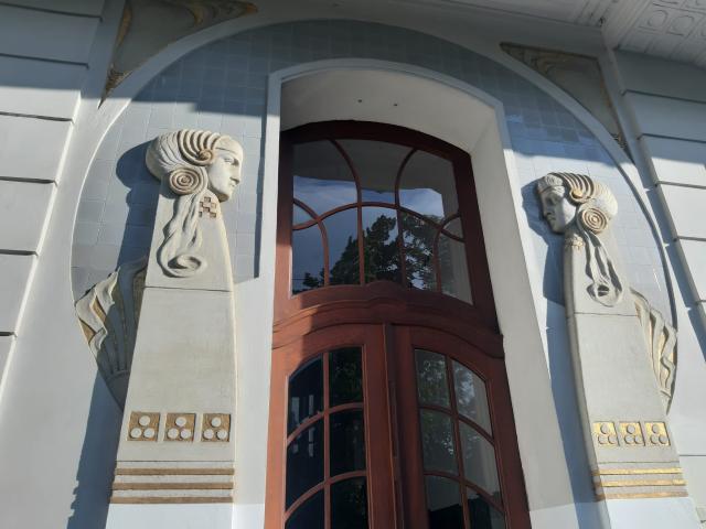 Mädchenfiguren (Fries) an einem Hauseingang